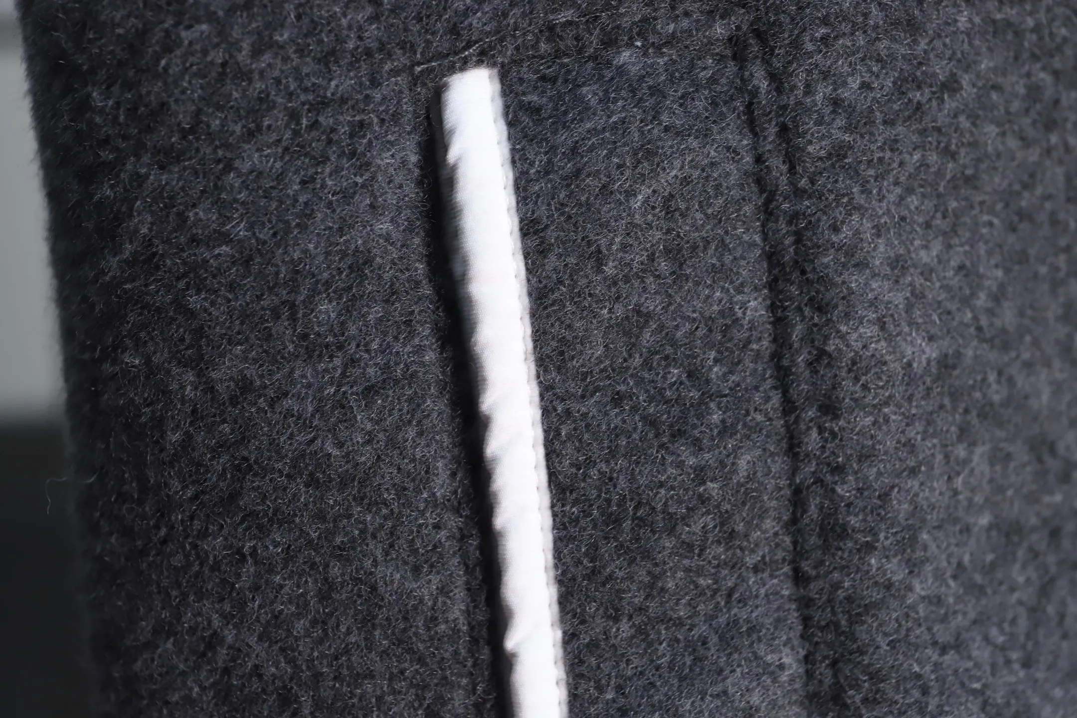 P640 Big Goose White Label Cashmere Vest Canada Goose Canada Goose Humanature Series Ski Season White Label Warm, Windproof, Breathable, Soft Solid Color Stand Collar Logo Label Zipper Casual Sleeveless Vest Mersey Solid Color Stand Collar Fitted Sleeveless Vest Exclusive Customized Wool Fabric Compare only with ZP There is no need to elaborate on the popularity of this season’s new style. The fabric is warm and comfortable long plush and easy to put on and take off. High-tech breathable space cotton liner makes the whole dress very stiff. At the same time, it is soft, comfortable and lightweight. Breathable, soft, not sweaty, lightweight, stylish, and not deformed. The iconic double-striped reflective strips are designed behind the collar and hat. No detail is missed. High-density goose badge. All threaded accessories are customized. Three colors to choose from. Each one is super western. The upper body effect is very high-end. The loose version is not bloated at all. It is quite fashionable. It can be said to be a very unique design. This year's must-have style is the same for men and women🔥 Color: light gray dark gray Khaki